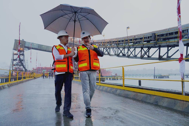 Menteri Investasi/Kepala Badan Koordinasi Penanaman Modal (BKPM), Bahlil Lahadalia (kiri) melepas keberangkatan kapal pengumpan Ajkwa yang mengangkut konsentrat tembaga PT Freeport Indonesia di kawasan pelabuhan Amamapare, Senin (15/8). Foto: Dok. BKPM