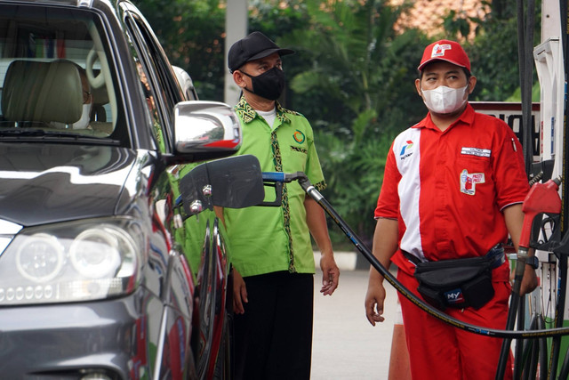 Pengendara mengisi bensin kendaraannya di salah satu Stasiun Pengisian Bahan Bakar Umum (SPBU) di Jakarta Selatan, Selasa (16/8/2022). Foto: Jamal Ramadhan/kumparan