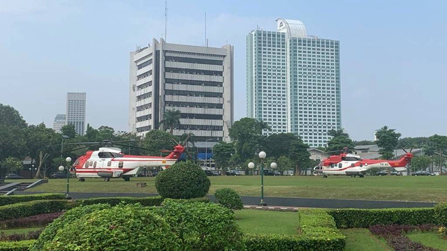 Helikopter Kepresidenan terlihat di lapangan DPR saat sidang tahunan MPR, Selasa (16/8/2022). Foto: Paulina Herasmaranindar/kumparan