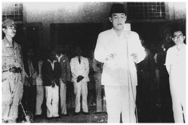 Pembacaan Teks Proklamasi Kemerdekaan Indonesia. Foto: Laman resmi Kemendikbud