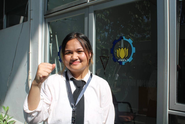 Hasna Nur Shadrina, mahasiswa baru termuda ITS 2022 yang berumur 15 tahun 5 bulan dari Departemen Teknik Lingkungan ITS. Foto: Dok. its