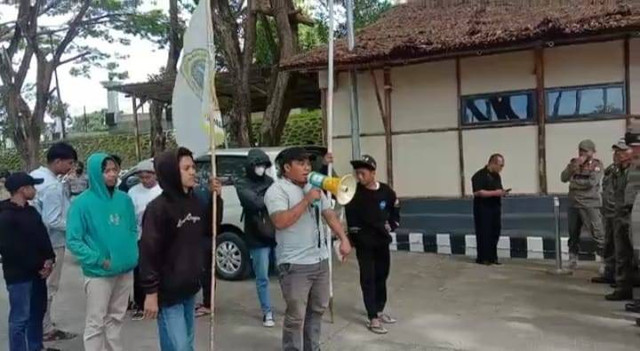 Warga berunjuk rasa di kantor DPRD Sulawesi Barat menolak beroperasinya tambang batu gajah di Desa Lebani, Mamuju. Foto: Saharuddin Nasrun/SulbarKini
