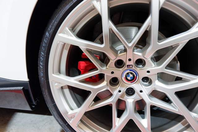 Velg dan kaliper merah khas BMW M Performance Parts pada BMW Seri 2 Coupe di GIIAS 2022. Foto: Aditya Pratama Niagara/kumparan