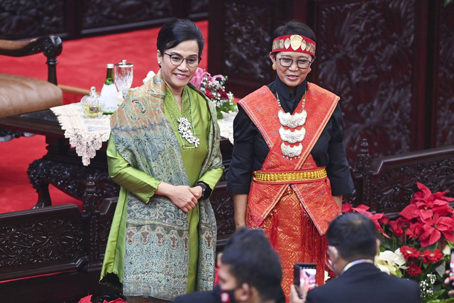 Menteri Keuangan Sri Mulyani (kiri) dan Menlu Retno LP Marsudi menghadiri Sidang Tahunan MPR dan Sidang Bersama DPR-DPD Tahun 2022 di Gedung Nusantara, Kompleks Parlemen, Senayan, Jakarta, Selasa (16/8/2022). Foto: Galih Pradipta/ANTARA FOTO