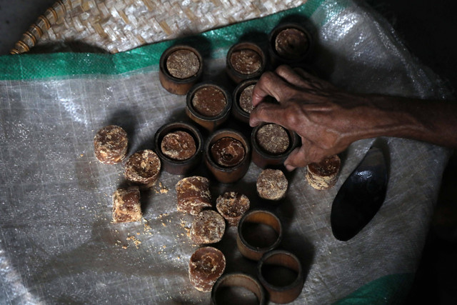 Pak karsim (40) menata gula merah di desa pajerukan, kecamatan Kalibagor, Banyumas, Jawa tengah, Minggu (14/8). Foto: Aditia Noviansyah/kumparan