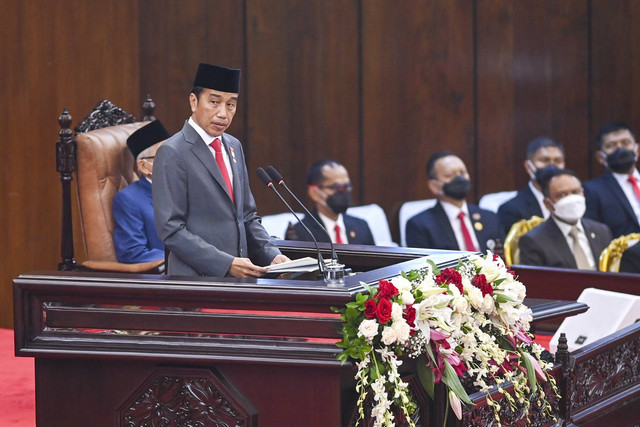 Presiden Joko Widodo menyampaikan pidato pengantar RUU APBN tahun anggaran 2023 beserta nota keuangannya pada rapat Paripurna DPR pembukaan masa persidangan I DPR tahun sidang 2022-2023 di Gedung Nusantara, Kompleks Parlemen, Senayan, Jakarta. Foto: Galih Pradipta/ANTARA FOTO