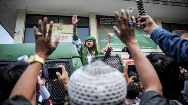 Habib Bahar bin Smith di PN Bandung, Selasa (16/8/2022). Foto: Raisan Al Farisi/ANTARA FOTO