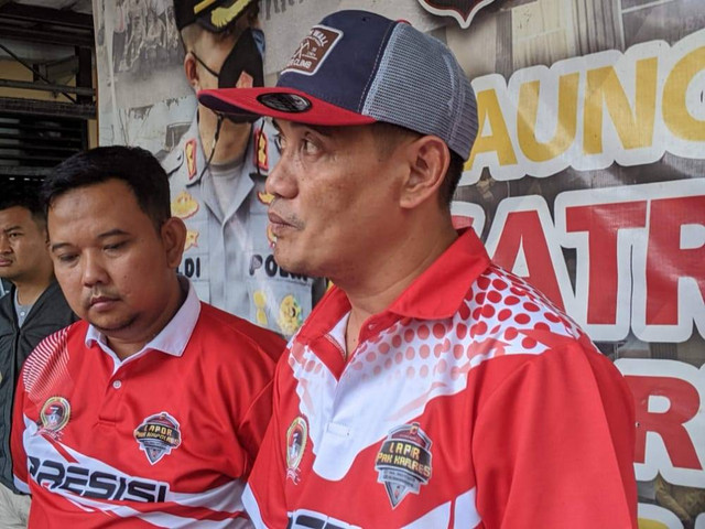 Kasat Narkoba Polres AKP Edi Nurdin Massa (kanan) saat rilis penangkapan miras oplosan di Polres Karawang. Foto: Faizol/STR/kumparan