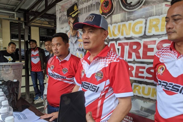 Kasat Narkoba Polres AKP Edi Nurdin Massa (tengah) saat rilis penangkapan miras oplosan di Polres Karawang. Foto: Faizol/STR/kumparan