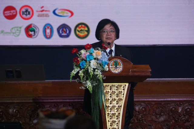 Menteri LHK Siti Nurbaya Bakar memberikan sambutan atas digelarnya acara The Rising Tide di Auditorium Manggala Wanabakti di Senayan, Jakarta pada Selasa (16/8).  Foto: Iqbal Firdaus/kumparan