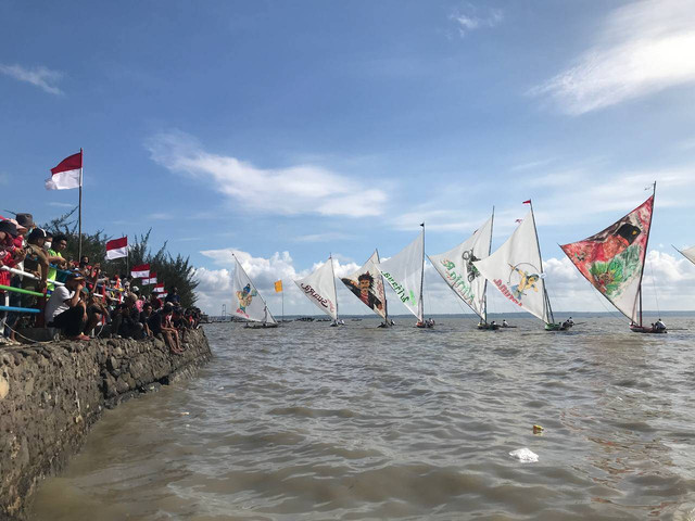Antusias Masyarakat Surabaya Menyaksikan Lomba Perahu Layar. Dok. Friston Dika Sibuea