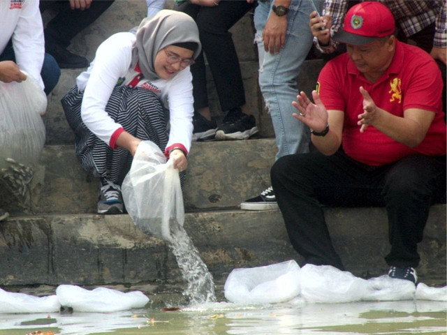 Bupati Indramayu, Nina Agustina Da’i Bachtiar, menyebar benih ikan. Foto: istimewa