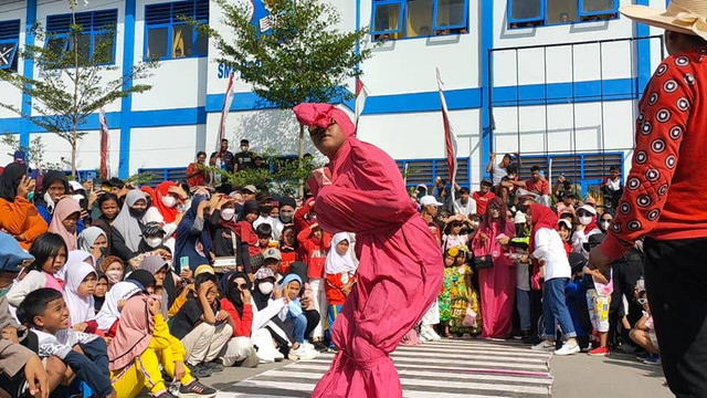 Majene Fashion Week yang sempat viral dan berujung panggilan polisi. Foto: Dok. Host Blur