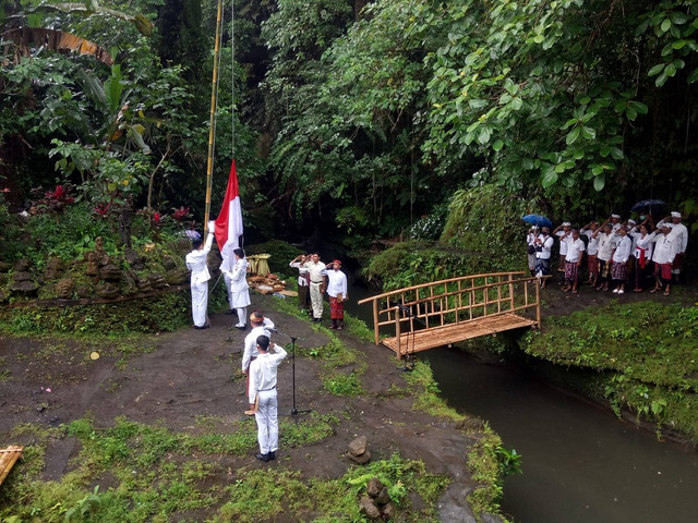 Upacara bendera di Campuhan Sungai di Ubud, Bali - LSU