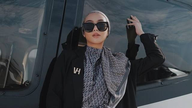 Gaya outfit hijab turban ala model Vira Tandia. Foto: Instagram.com/viratandia