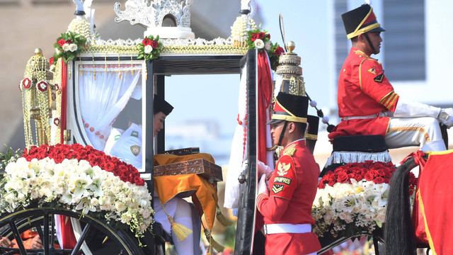 Anggota Paskibraka Nasional 2022, Irene Odelia Astono dan Qyara Maharani Putri, membawa baki duplikat Bendera Pusaka Merah Putih dan Teks Proklamasi menaiki Kereta Kencana Ki Jaga Rasa dalam Parade Kirab Bendera Pusaka dari Monas menuju Istana Merdeka di Jakarta, Rabu (17/8/2022).