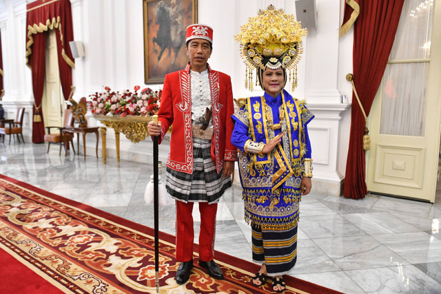 Presiden Joko Widodo (kiri) didampingi Ibu Negara Iriana Joko Widodo mengenakan baju adat Dolomani dari Buton pada Upacara Peringatan Detik-Detik Proklamasi Kemerdekaan ke-77 Republik Indonesia di Istana Merdeka, Jakarta, Rabu (17/8/2022).  Foto: Agus Suparto/HO/ANTARA FOTO
