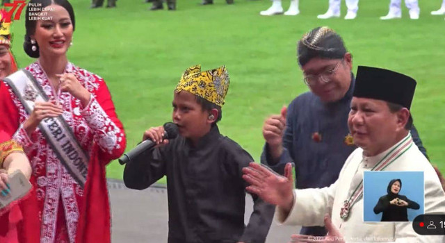 Ketum Gerindra Prabowo Subianto joget dengan Farel Prayoga. Foto: Youtube/Sekretariat Presiden