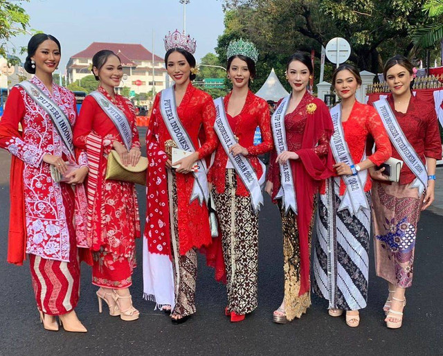 Anggun Berkebaya Merah, Puteri Indonesia 2022 Curi Perhatian di HUT Ke-77 RI. Foto: Instagram/ @officialputeriindonesia
