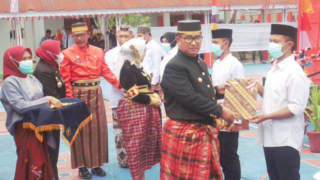 Penyerahan remisi di Rutan Mamuju bertepatan dengan peringatan HUT ke-77 RI. Foto: Saharuddin Nasrun/SulbarKini 