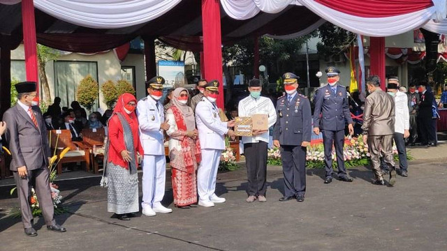 Pemberian remisi hari kemerdekaan kepada 989 narapidana di Depok, Rabu (17/8/2022).  Foto: Dok. Istimewa