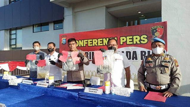 Kabid Humas Polda Riau, Kombes Pol Sunarto, didampingi Dirkrimum, Kombes Asep Darmawan, dan Dir Narkoba, Kombes Yos Guntur, saat pengungkapan kasus (DEFRI CANDRA/SELASAR RIAU)