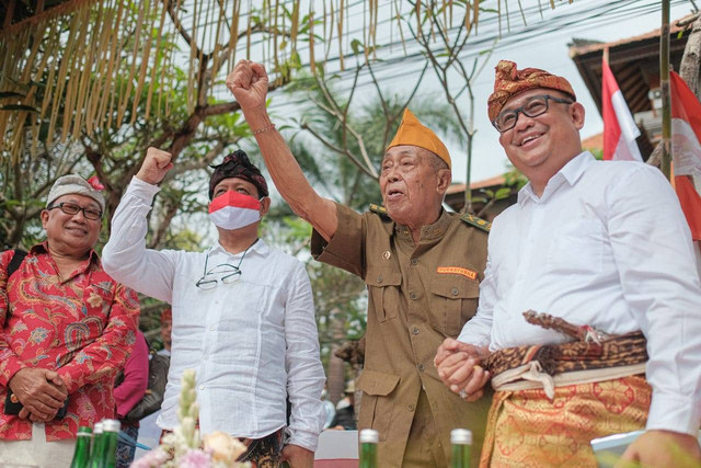 Anak Agung Gede Darma (92) bersama Ketua Yayasan Puri Kauhan Ubud, AAGN Ari Dwipayana (ujung kanan) - IST