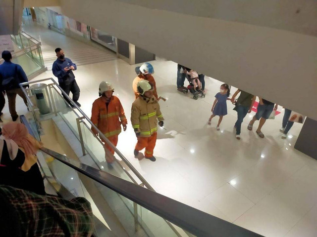 Petugas pemadam berada di TP 1 Surabaya (Foto-foto: Fahrizal Tito/jatimnow.com).