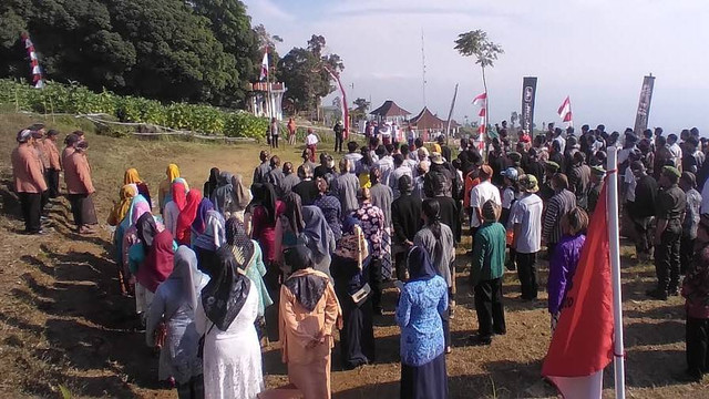 Upacara peringatan HUT ke-77 RI di Temanggung yang diikuti oleh para petani, Rabu (17/8/2022). Foto: ari/Tugu Jogja