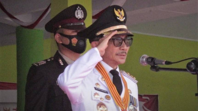 Bupati Gorontalo, Nelson Pomalingo menjadi Inspektur Upacara Peringatan Detik-detik Proklamasi Kemerdekaan Indonesia tingkat Kabupaten Gorontalo yang digelar di Sport Center Limboto, Rabu (17/8). Foto: Dok istimewa