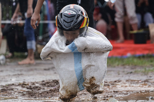 Bocah mengikuti lomba balap karung di Jatiuwung, Kota Tangerang, Banten, Rabu (17/8/2022). Foto: Fauzan/ANTARA FOTO