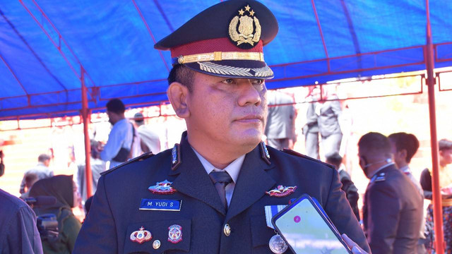 Kapolres Donggala AKBP Mohammad Yudie Sulistiyo, SIK saat memberikan keterangan terkait  anggota Polsek Labuan yang terjerat kasus perselingkuhan (foto Jalu)