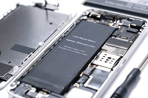Ilustrasi cara ganti baterai iPhone. Foto: Unsplash.com