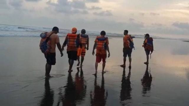 Tim SAR saat melakukan pencarian pelajar yang tenggelam di Pantai Parangtritis