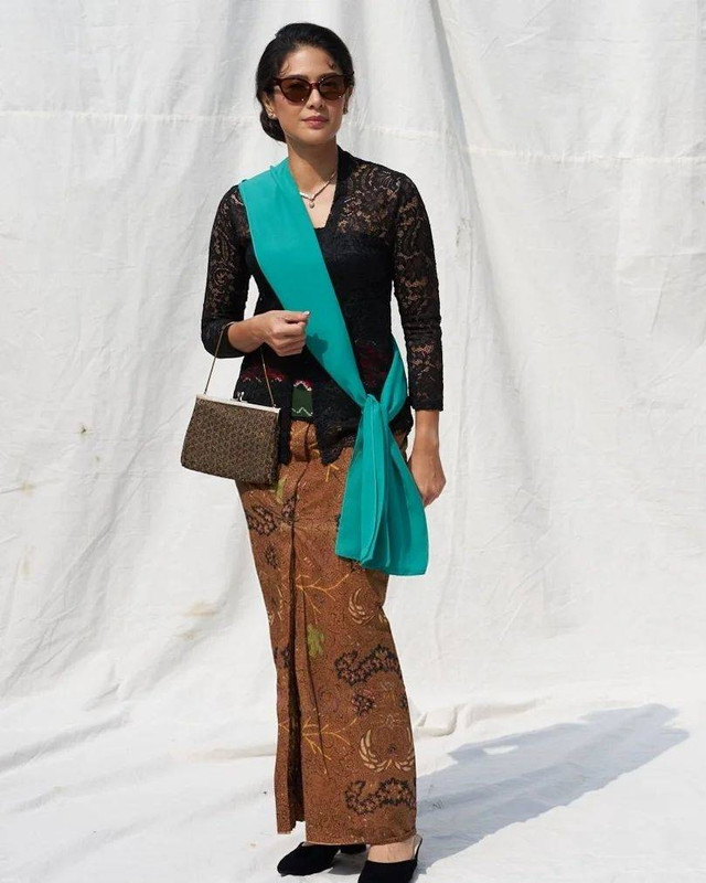 Gaya Dian Sastro pakai kebaya sehari-hari. Foto: Instagram/@therealdisastr