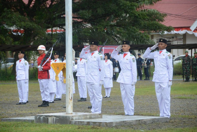 Berlangsung Meriah, Karutan Pasangkayu Upacara Bendera Peringati HUT RI ke-77 | kumparan.com