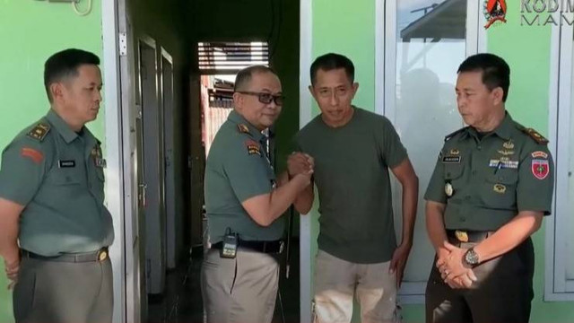 Dandim Mamuju Letkol Inf. M. Imasfy saat menemui purnawirawan TNI AD Hasan Juntak yang tinggal seorang diri di sebuah rumah kebun. Foto: Dok. Istimewa/Kodim 1418 Mamuju