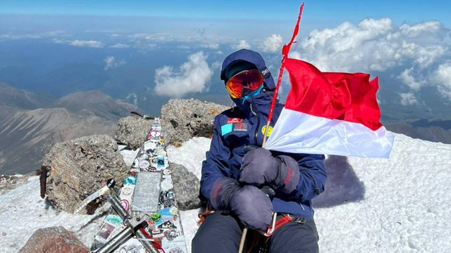 Khansa Syahlaa kibarkan bendera merah putih di Gunung Elbrus, Rusia, saat HUT ke-77 RI, Rabu (17/8/2022).  Foto: Khansa Syahlaa Aliyah