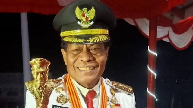 Bupati Donggala Kasman Lassa memperlihatkan tongkat komandonya yang konon memiliki kesaktian. Foto: Istimewa