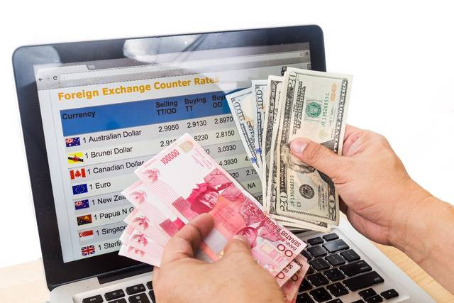 Penukaran uang di Money Changer - ilustrasi