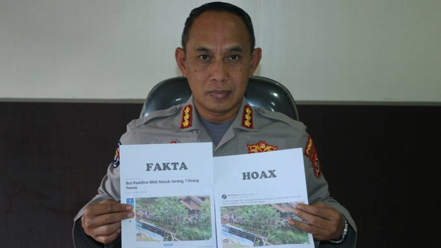 Kabid Humas Polda Papua, Kombes Pol AM Kamal saat memperlihatkan fakta dan hoaks terkait kecelakaan bus paskibraka di Waropen. (Foto Humas Polda Papua)