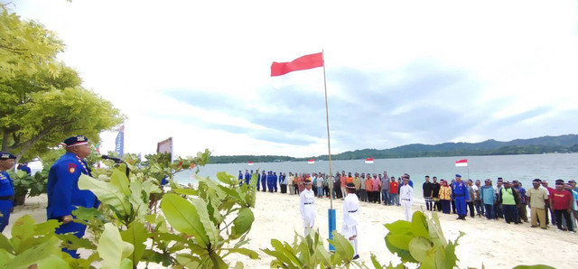 Ditpolairud Polda Papua Barat gelar Upacara Peringatan HUT ke-77 Republik Indonesia bersama seluruh masyarakat Pulau Raam, Distrik Sorong Kepulauan, Kota Sorong, Kamis (18/8), foto: Yanti/BalleoNEWS
