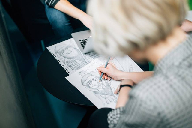 Ilustrasi Langkah Pertama dalam Menggambar Model. Foto: dok. Štefan Štefančík (Unsplash.com)