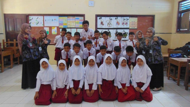 sumber: Foto koleksi pribadi Penulis saat mengisi pembelajaran sebagai program kerja KKN Desa Cirahab Th. 2022