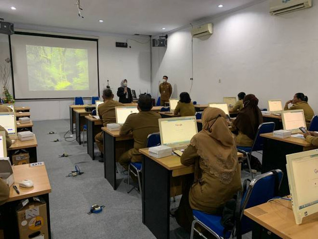 39 PNS bersiap mengikuti ujian Kenaikan Pangkat Penyesuaian Ijazah (UKPPI) serta Ujian Dinas Tingkat I dan Tingkat II. Ujian bertempat di ruang CAT Badan Kepegawaian, Pendidikan dan Pelatihan (BKPP) Kobar. Selasa, (16/8). 