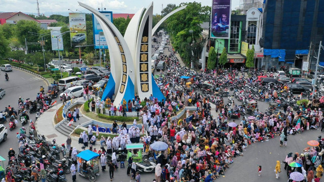 Warga di Simpang Lima, Banda Aceh menyaksikan karnaval kemerdekaan. Foto: Abdul Hadi/acehkini