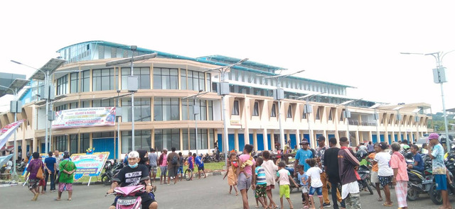 Suasana ramai di Pasar Modern Rufei saat peresmian oleh Wali Kota Sorong, foto: Yanti/BalleoNEWS