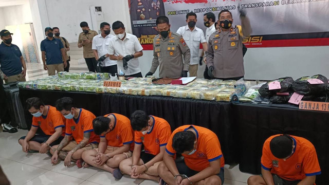 Satresnarkoba Polrestabes Surabaya mengungkap jaringan narkoba dengan barang bukti sabu sebesar 90 kilogram dan ganja sebanyak 13 kilogram, Kamis (18/8/2022). Foto: Farusma Okta Verdian/kumparan