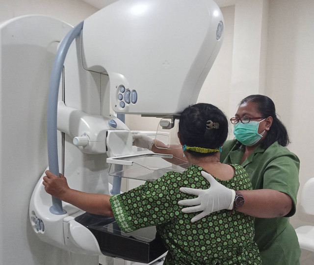 Salah satu kader PKK Surabaya yang mendapat fasilitas mammografi gratis dari AHCC. Foto: Masruroh/Basra