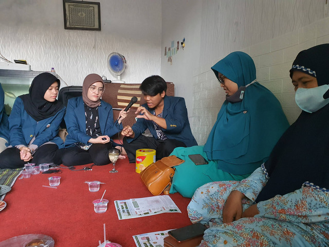 Proses pembuatan lilin darurat bersama ibu-ibu PKK RT 04, RW 03, Kelurahan Kalisegoro, Minggu (7/8/2022).  Foto: Muhammad Faizal Fuad